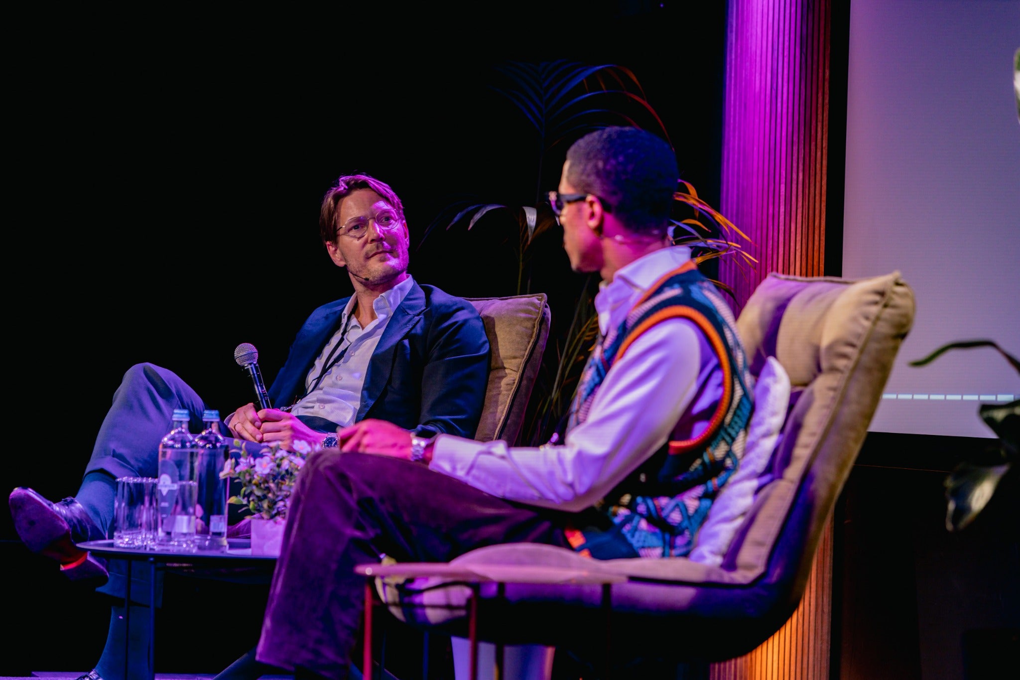 Twee sprekers in gesprek tijdens ACCESS bij The Extra Mile